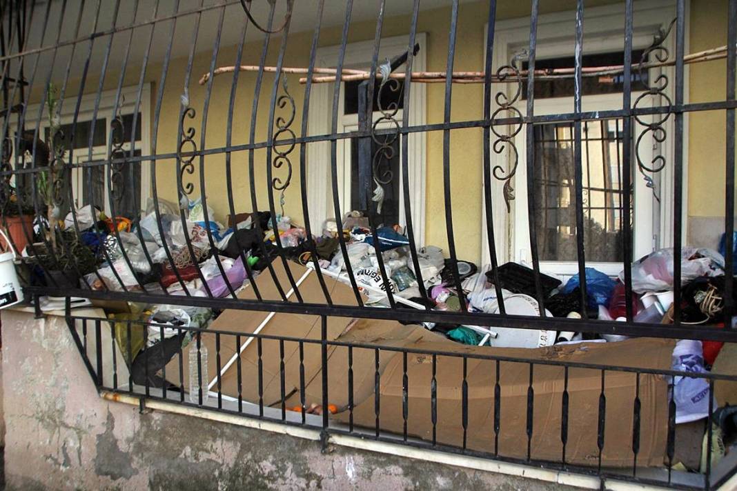 Bütün apartman 10 yıldır çöp kokusuyla yaşıyordu: İki kamyonla anca taşındı! Mide bulandıran görüntüler 4